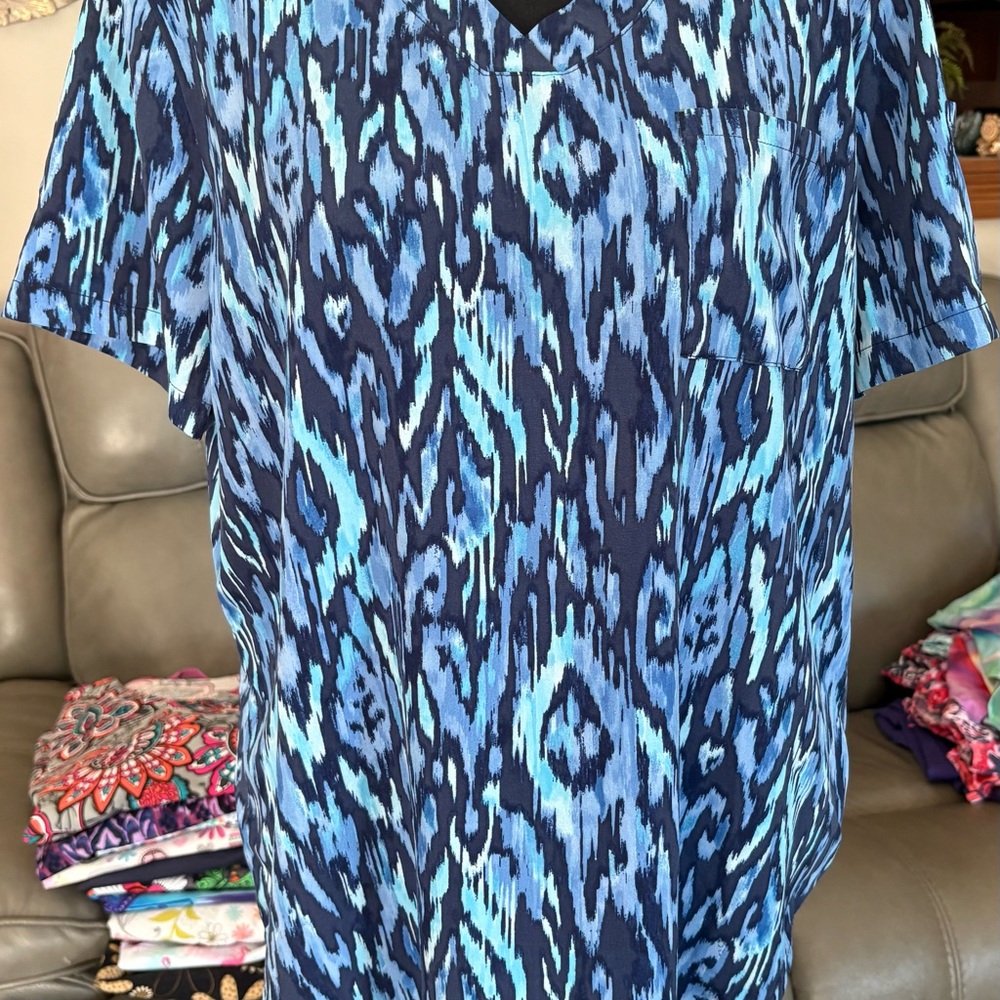UA Scrubs Scrub Top Several Shades of Blue Ikat Patterned Blouse Size Large Navy